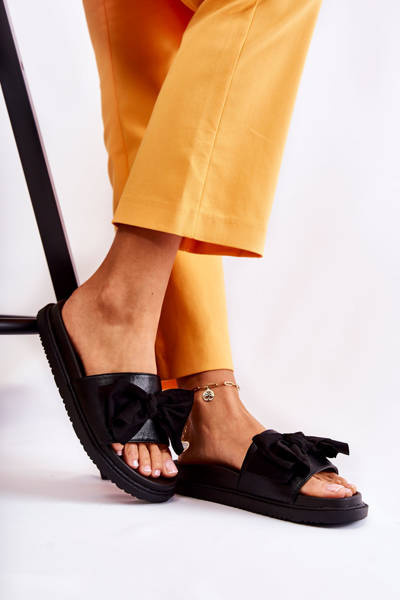 Klasické dámske kožené žabky s lukom čiernou desy