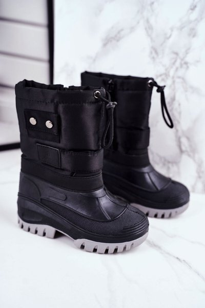 Detské snehové topánky izolované čiernou horúcou zimou