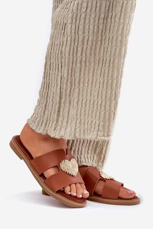 Dámské sandály na plochém podpatku se zlatou ozdobou Karinma