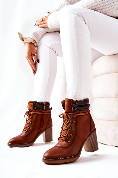 Topánky na stĺpikovi izolovanom ťavom charis