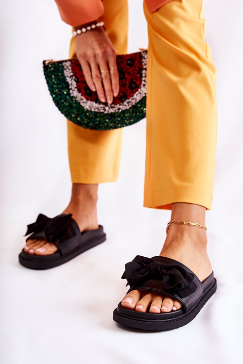 Klasické dámske kožené žabky s lukom čiernou desy