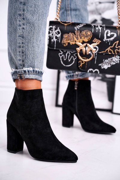 Ženské topánky na čiernom žralok