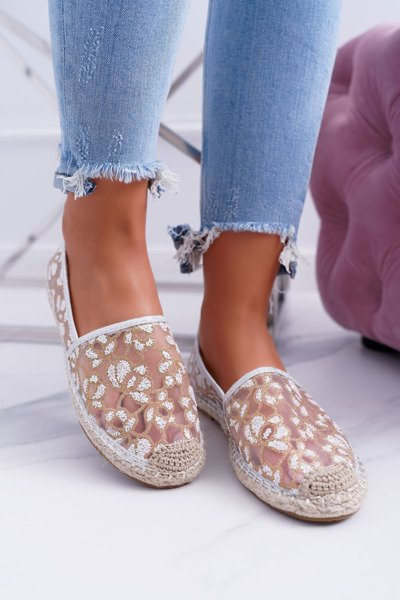 Vrecia Biele baleríny s kvetmi