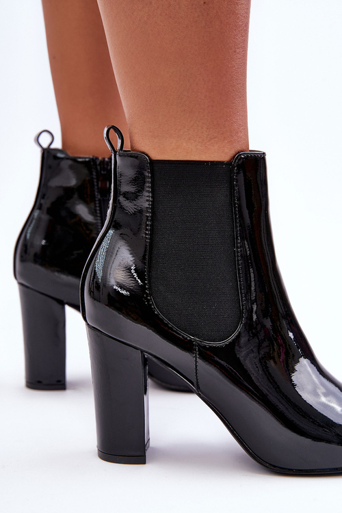 Maľované topánky na čiernom mieste Evita