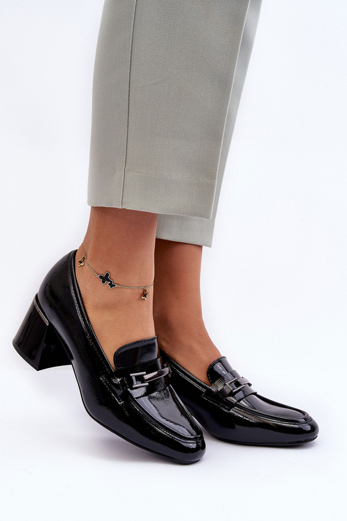 Maľované čerpadlá na čiernom idonovom stĺpiku