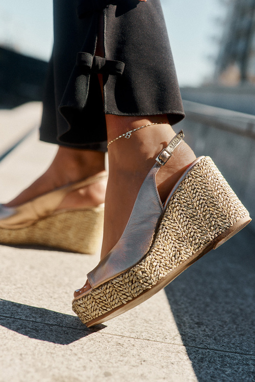 Dámské Kožené Sandály Na Klínu S Pletením Laura 2789 Zlaté