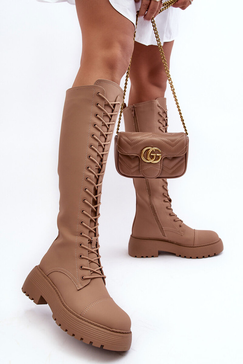 Čipky -up izolované topánky topánok pred kolenným tmavým pivom bergdis