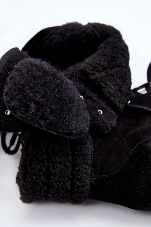 Dámske semišové topánky na čiernom lemari avely post