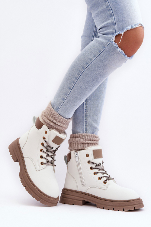 Dámska kožušina izolovaná bielym fenanovým kožušinou