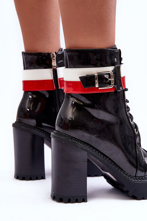 Masívne kožené topánky na čiernom príspevku Adrijana