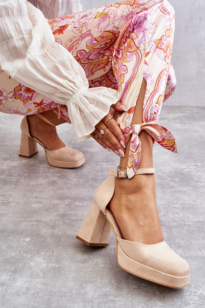 Sužné čerpadlá na masívnej päte a béžovej plošine