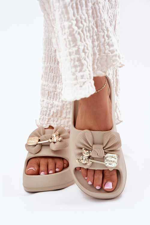 Dámské Pěnové Pantofle Na Platformě S Mašlí A Broží Tmavě Béžové Marlize