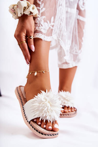 Dámske semišové flip -flops s dekoráciou biela giorgia