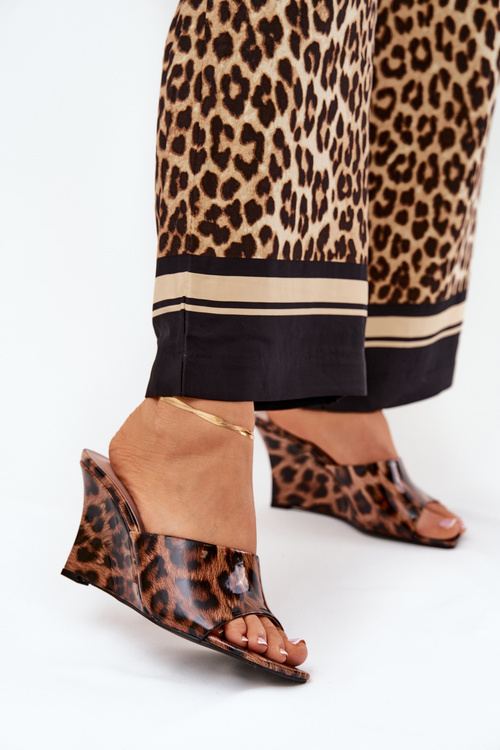 Lakované dámské sandály na klínu leopardí hnědé Nelithin