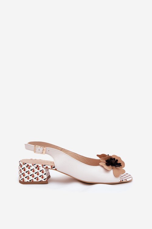 Kožené dámské sandály na klínku s ozdobným květem Laura Messi 2973 bílé