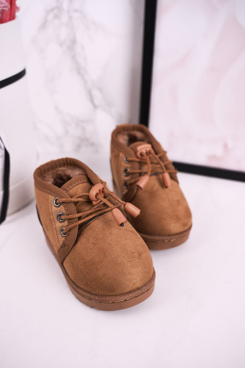 Detské čipky -up snehových topánok izolovaných hnedým kožušinovým lovcom