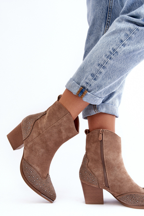 Dámske zdobené kovbojské topánky na béžovom poste Eleduana