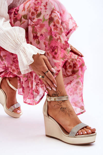 Módní kožené sandály na klínu zlato Arwen