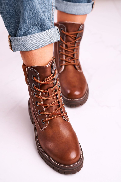 Izolované pracovníčky žien hnedé drevo