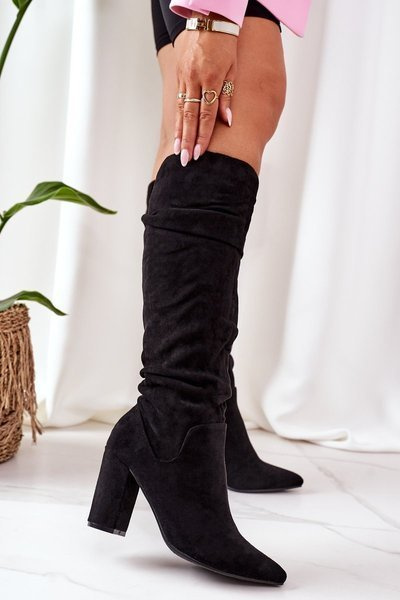 Čierne topánky zapôsobiace v Spitz