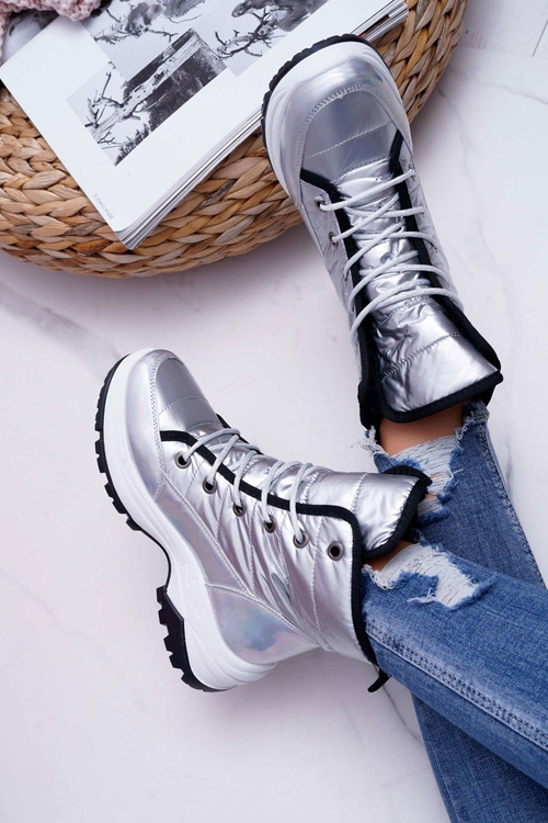 Dámske snehové topánky izolované s kožušinovým strieborným muffinom