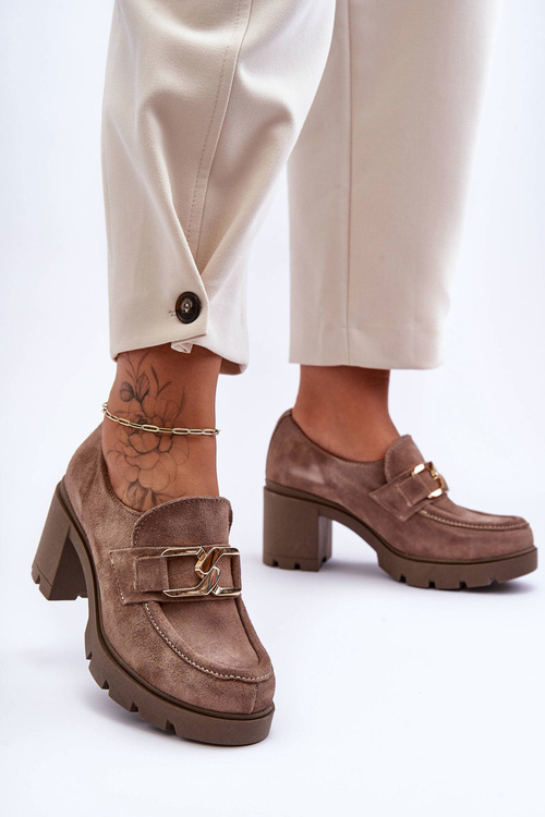 Elegantné topánky na stĺpi