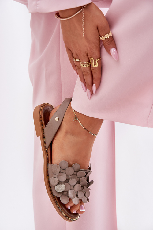 Kožené sandále na plochom podpätku tmavo béžové Zazoo 40425