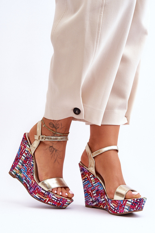 Dámske sandále na farebnom zlatom klini