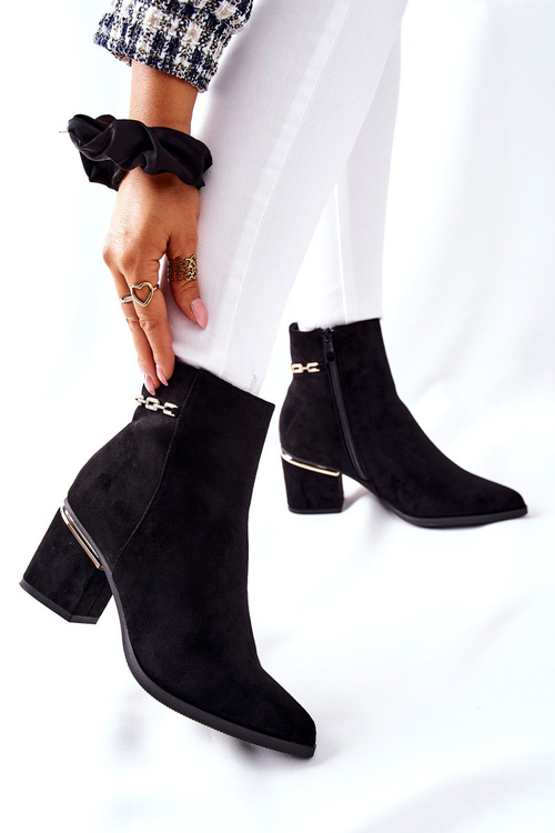 Dámske semišové topánky na čiernom jednom krokovom príspevku