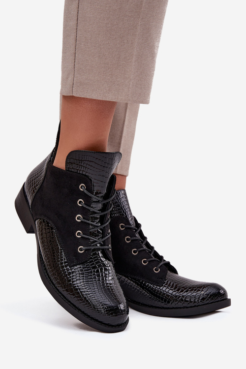 Lakované dámske členkové topánky s dekoratívnym vtlačením izolované Vinceza 16477 Čierne