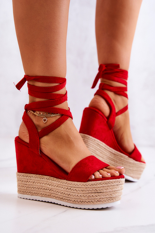 Ľahké zviazané sandále na červenom klinovom Marriett