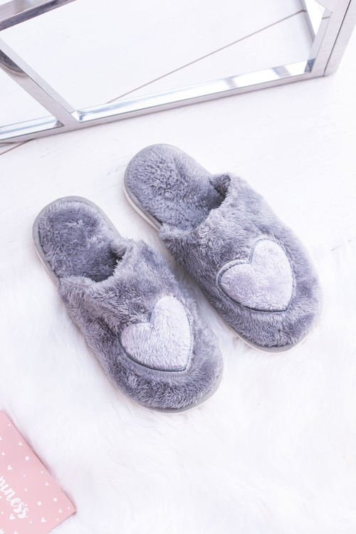 Šedé pantofle v srdci