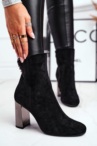 Dámske topánky na čiernom trendovom príspevku