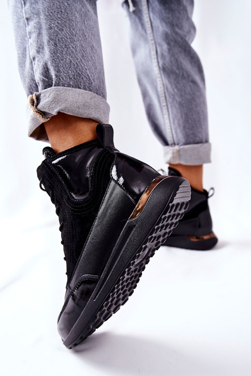 Vysokohorské športové tenisky však čierne