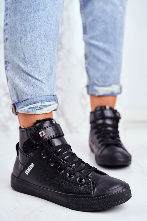 Čierne izolované tenisky čierne tenisky