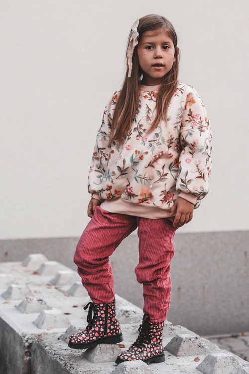 Izolované detské topánky na čiernom a ružovom posúvaní dolida