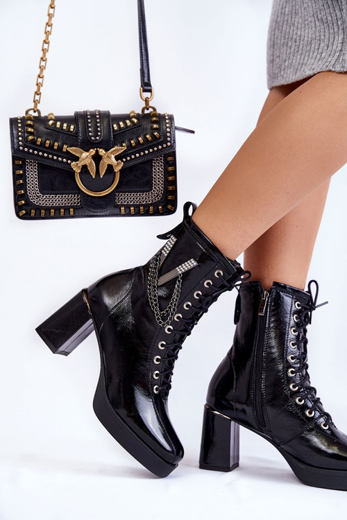 Módne izolované kožené topánky s ornamentom čiernou Maltou