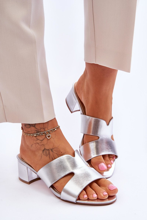 Klasické kožené pantofle na nízkém podpatku stříbrne Miley