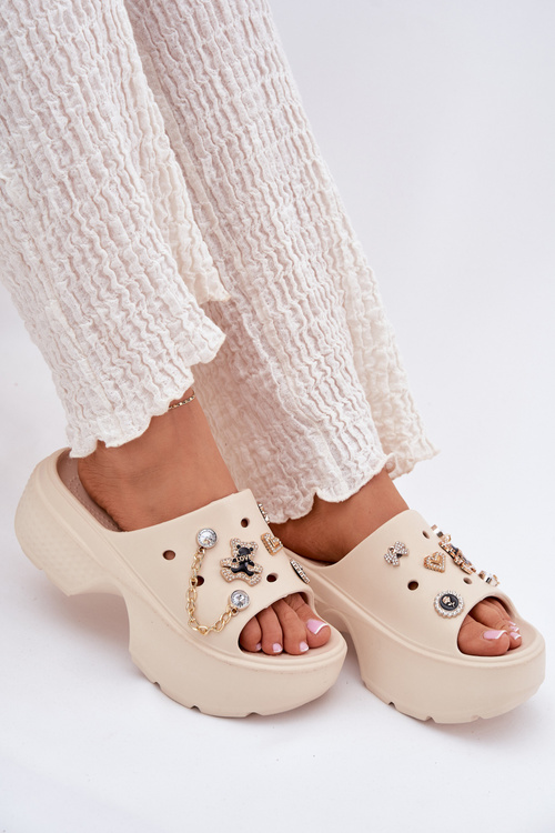 Dámske Pěnové Šľapky Na Masívnej Platforme So Zlatými Príveskami Béžové Ivoriel