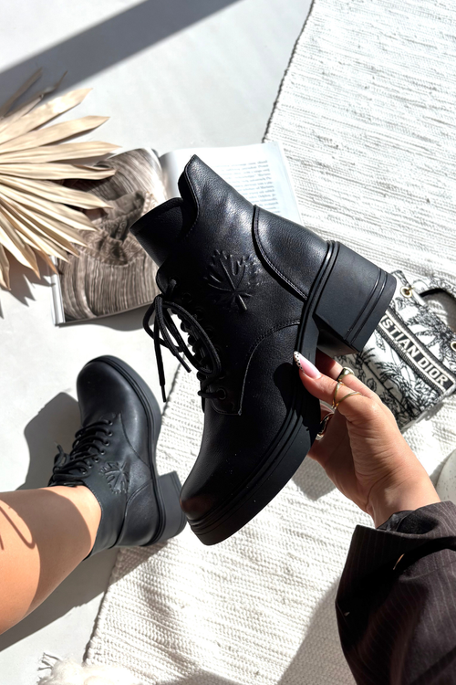 Dámské kožené kotníkové boty na klínku s podšívkou Vinceza 39950 Černé