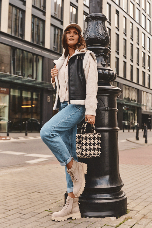 Semišové topánky izolované béžové topánky