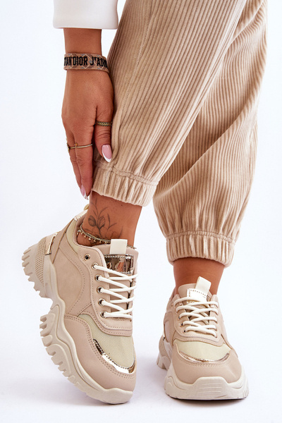 Klasické športové topánky na béžovej platforme to potrebujú