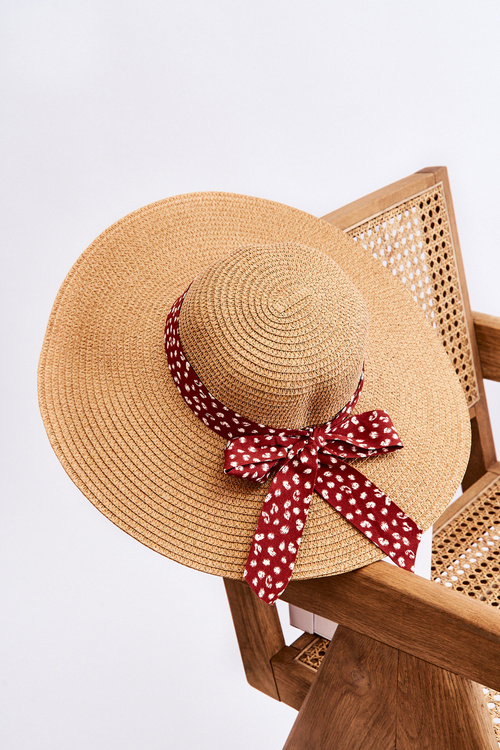 Módny klobúk s materiálnym béžovým lukom