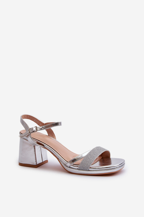 Dámske sandále na opätku so žiariacim strieborným pásikom Tessata