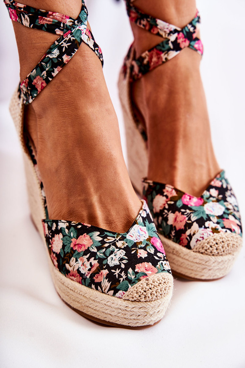 Módne klinové sandále čierna lamela