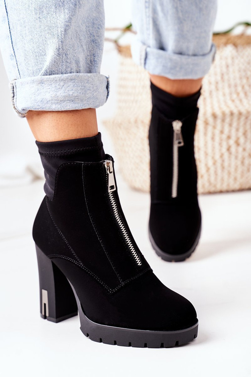 Izolované topánky na post Black Wonder Woman