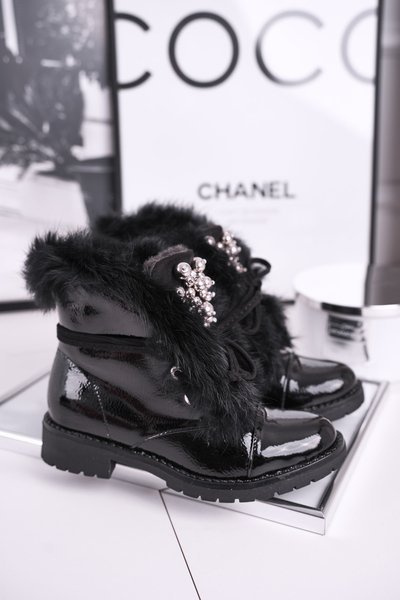 Detské izolované topánky s kožušinou lakovanou čiernou ellou