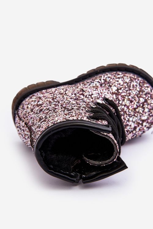 Detské brokátové topánky izolované ružovým posúvačom Saussa