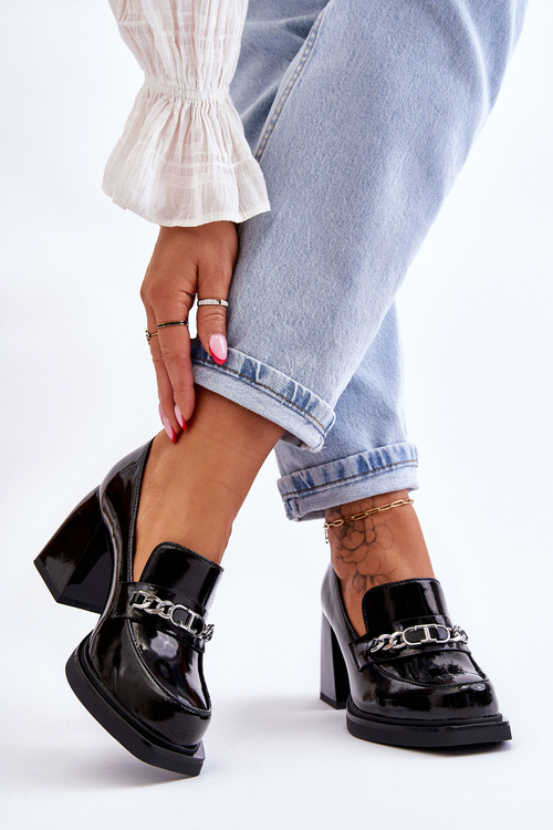 Pohodlné čerpadlá na masívnej päte čiernej Julien