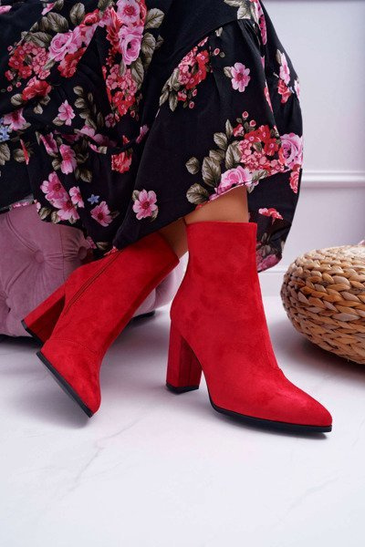 Ženské topánky na stĺpe